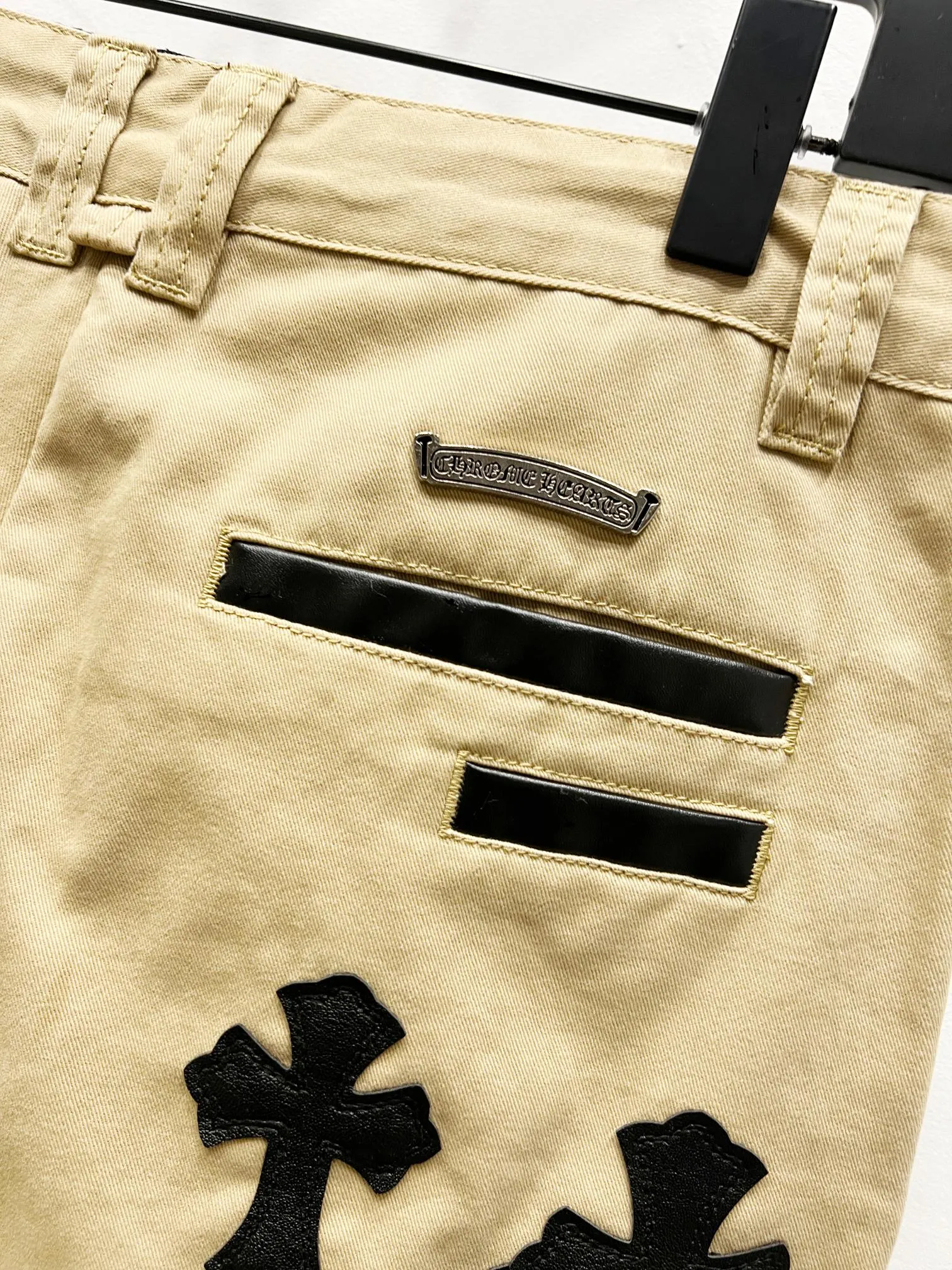 P260 Style Number: (W002) ChromeHearts & Khaki Leather Cross Piece Leather Straight Jeans Ceiling-Level Jeans A pair is hard to find at the counter‼ ️About Zangyin✅This is an extremely luxurious fashion brand that can also be called the aristocracy of the high street. It has always been an exclusive brand for some hipsters or rich second generations. The color of this model is already very eye-catching by using a unique washed material. It is decorated with pink patch cross flowers, which cleverly highlights the charm of the brand. Secondly, this model adopts a classic high-waist cut design, which highlights the long legs and fashionable temperament of the upper body. The brand is highly recognizable and the slim-fitting configuration is more suitable for daily wear. The personality will be fashionable and the specifications can be seen at a glance. Materials and technology ✅ Needless to say, this point goes without saying. As an excellent craftsman brand, Zangyin's requirements for details and craftsmanship are really perfect. The washed color of this model has gone through a lot of processes, not to mention the embellishment of the denim appliqués. It is also purely handmade and sewn. Just like what they believe in, only handmade things have soul and have the meaning of wearing. A top-notch heavy-duty fashionable denim item, recommended by both hands‼ ️ Size: 28, 30, 32, 34, 36 (S-XXL) Color: Khaki